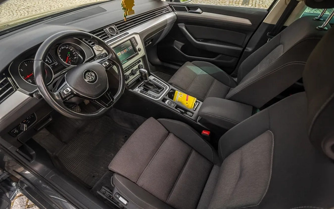Volkswagen Passat cena 53000 przebieg: 239000, rok produkcji 2016 z Sieniawa małe 704